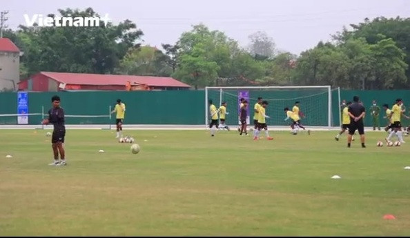 Thực hư sân tập môn bóng đá SEA Games 31 ở Phú Thọ bị chê xấu
